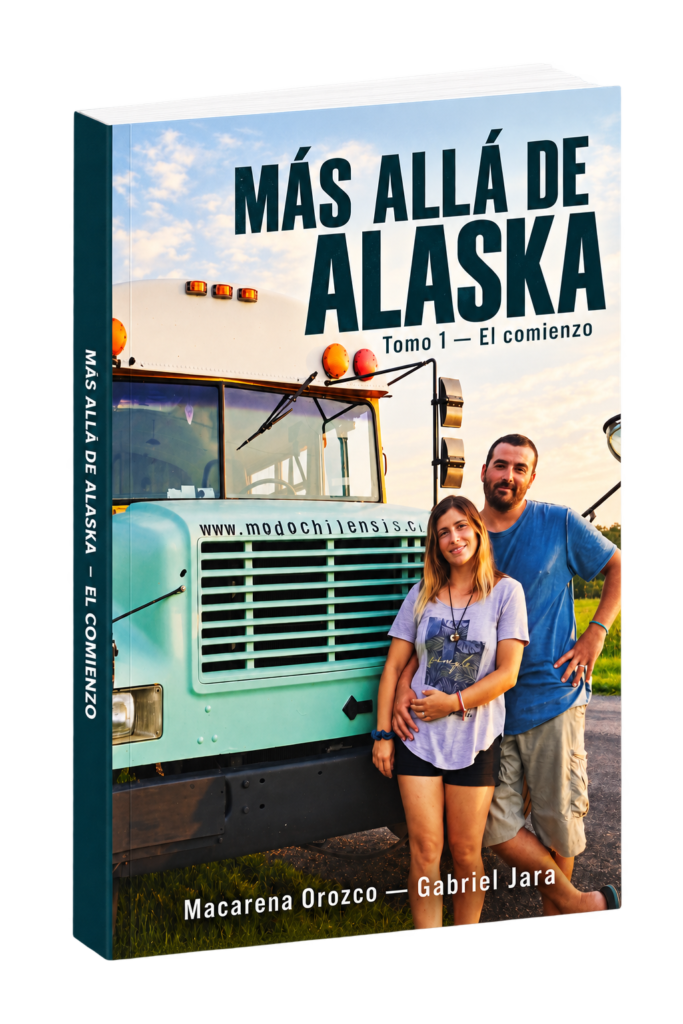 Portada de Más allá de Alaska, Tomo I: El comienzo, de Macarena Orozco y Gabriel Jara, junto a su autobús escolar.