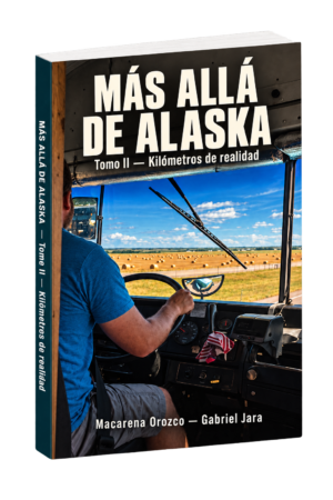 Portada del libro Más allá de Alaska: Kilómetros de realidad, Tomo II, de Macarena Orozco y Gabriel Jara, con un autobús escolar en ruta.